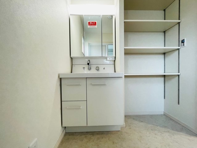 戸建　岐阜市祈年町Ⅱ　全1区画分譲の独立洗面台|洗面洗髪化粧台です。物件により三面鏡または一面鏡の場合があります。詳しくは担当者までお問合せ下さい。