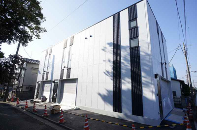 【外観】 | Ｙトレス | 電動シャッターのある建物です