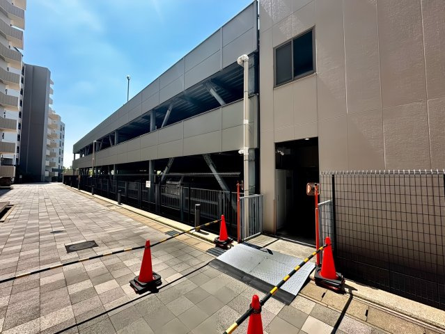 プレシアスシティ・ザ・シーズンズC棟の駐車場