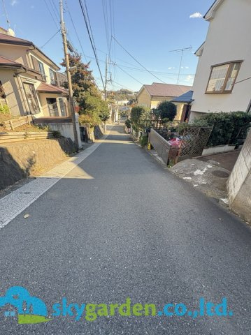 藤沢市白旗　中古戸建の前面道路含む現地写真