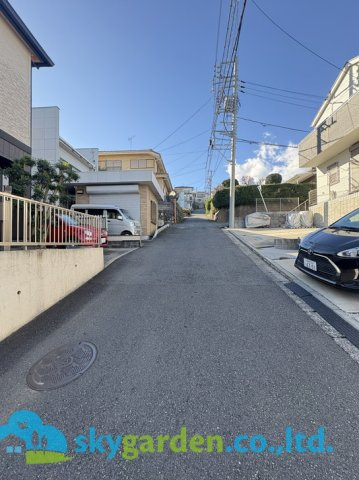 藤沢市白旗　中古戸建の前面道路含む現地写真