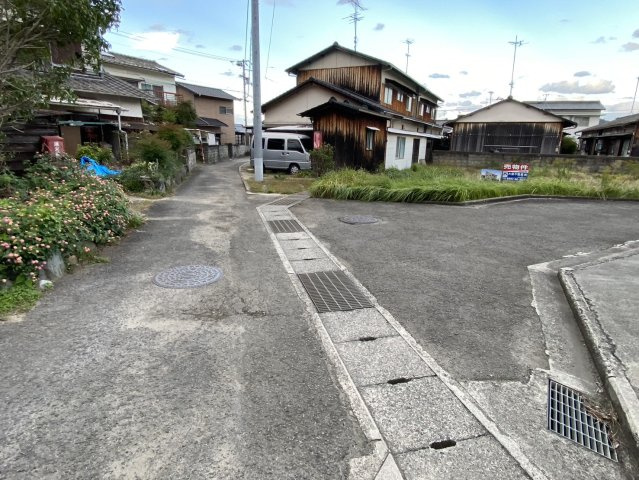西条市大町1189-8　売土地の前面道路含む現地写真