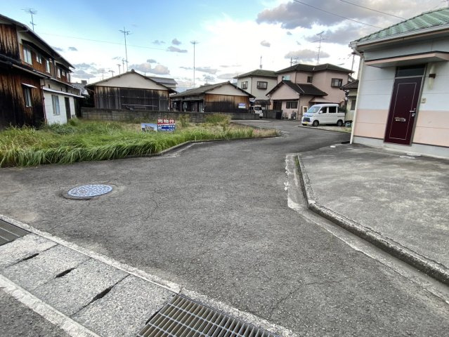 西条市大町1189-8　売土地の前面道路含む現地写真