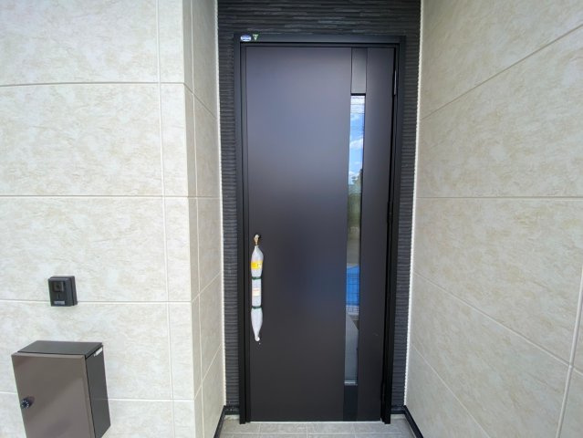 ケイアイテラス／東区西原１期／１号棟のエントランス|明るい印象の玄関。雨の日でも濡れずに宅配の荷物が受け取れます。