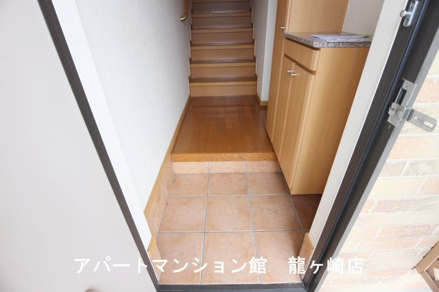 ホワイトウイングAの玄関