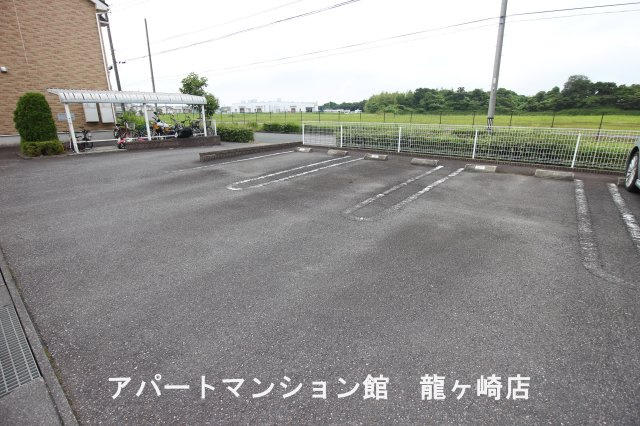 ホワイトウイングAの駐車場