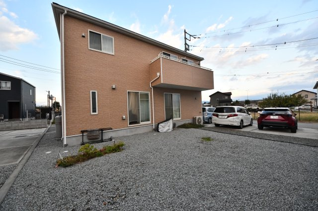南アルプス市寺部　令和元年築　内外装綺麗な中古戸建ての駐車場