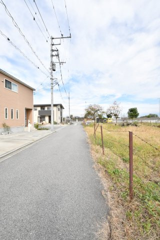 南アルプス市寺部　令和元年築　内外装綺麗な中古戸建ての前面道路含む現地写真