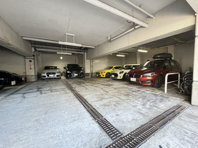シャトー代官山の駐車場