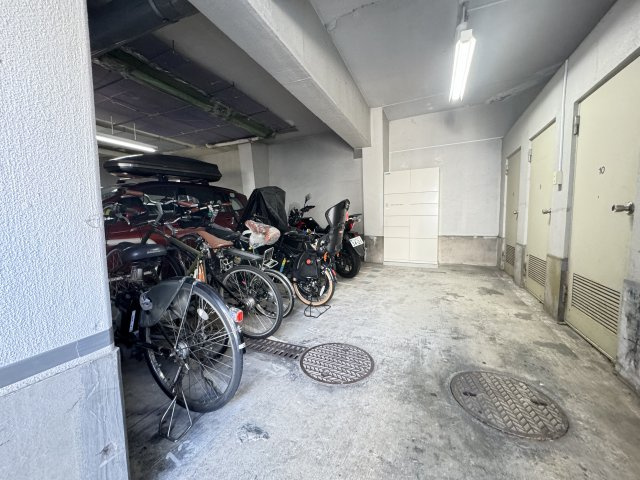 シャトー代官山の駐車場