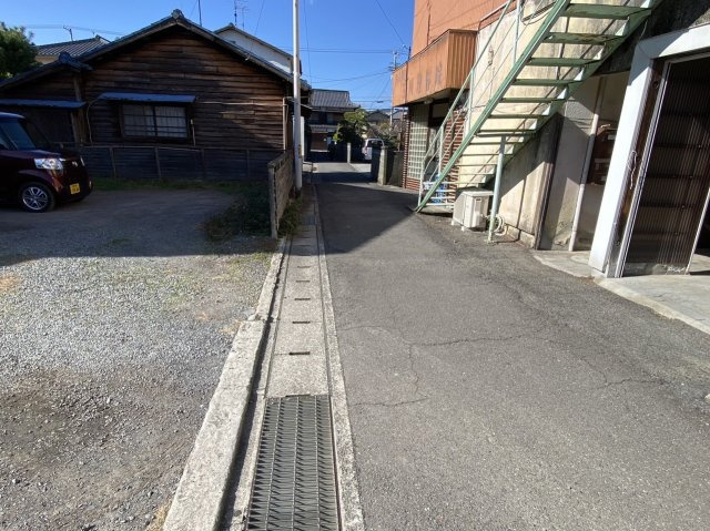 西条市本町45　売土地の前面道路含む現地写真
