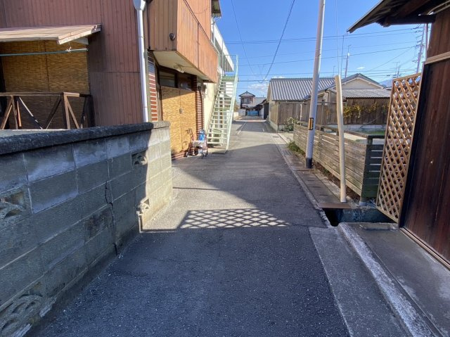 西条市本町45　売土地の前面道路含む現地写真