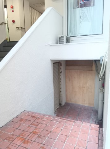 神戸市東灘区岡本１丁目の店舗事務所のエントランス