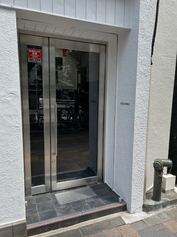 新宿区新宿６丁目の事務所のエントランス