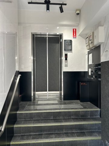 新宿区新宿６丁目の事務所のエントランス