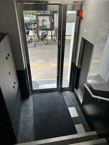 新宿区新宿６丁目の事務所のエントランス