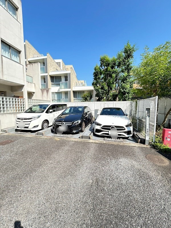 ストーリア神宮前の駐車場