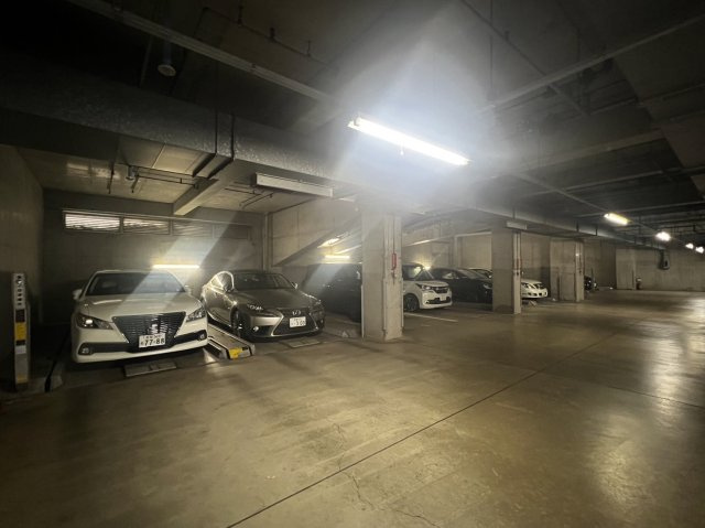 エクレール多摩永山ヒルズの駐車場