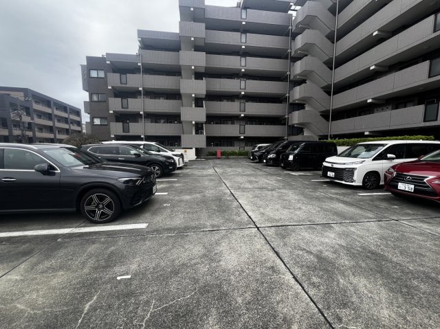エクレール多摩永山ヒルズの駐車場