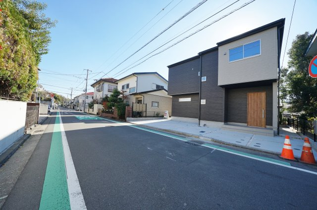【横浜市保土ケ谷区新桜ケ丘2丁目20-7新築戸建て】★仲介手数料無料★（藤塚小学校・橘中学校）の前面道路含む現地写真
