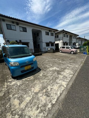【駐車場】 | 第一富士ハイムA | いつでも目の届く敷地内に駐車場があります♪お車をお持ちのファミリーさんにオススメです☆