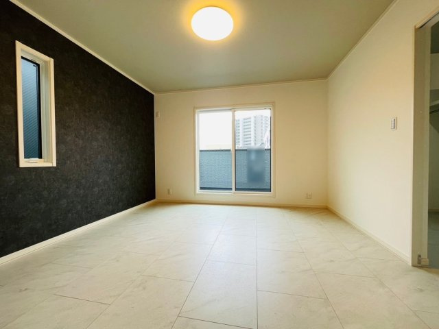 【商談中】戸建　岐阜市竜田町　全2区画分譲の寝室|全居室にたっぷり収納できる大型収納を設置。窓ガラスは断熱性能や結露防止効果の高いペアガラスです。