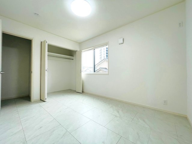 戸建　岐阜市竜田町　全2区画分譲の洋室|全居室にたっぷり収納できる大型収納を設置。窓ガラスは断熱性能や結露防止効果の高いペアガラスです。