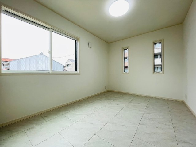 戸建　岐阜市竜田町　全2区画分譲の洋室|全居室にたっぷり収納できる大型収納を設置。窓ガラスは断熱性能や結露防止効果の高いペアガラスです。