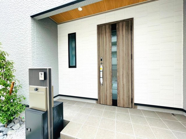 戸建　岐阜市竜田町　全2区画分譲の玄関|玄関ドアの鍵はディンプルキーと内側はサムターンキーになっており防犯性の高い仕様になっています。