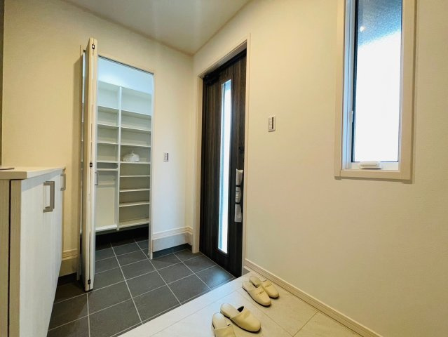 戸建　岐阜市竜田町　全2区画分譲の玄関|大容量のシューズ収納付きで玄関周りもすっきり！玄関ドアからの光が玄関ホールを明るくしてくれます。