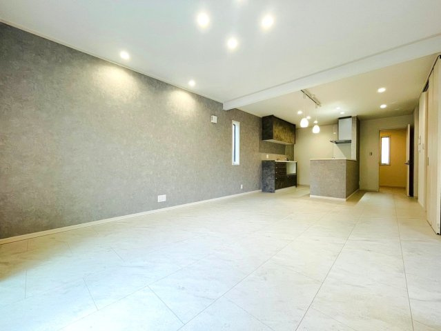 戸建　岐阜市竜田町　全2区画分譲の居間・リビング|南向きで日当たりもよく大きな窓がリビング全体に光と風を運びます。ご家族でゆとりある暮らしができます。