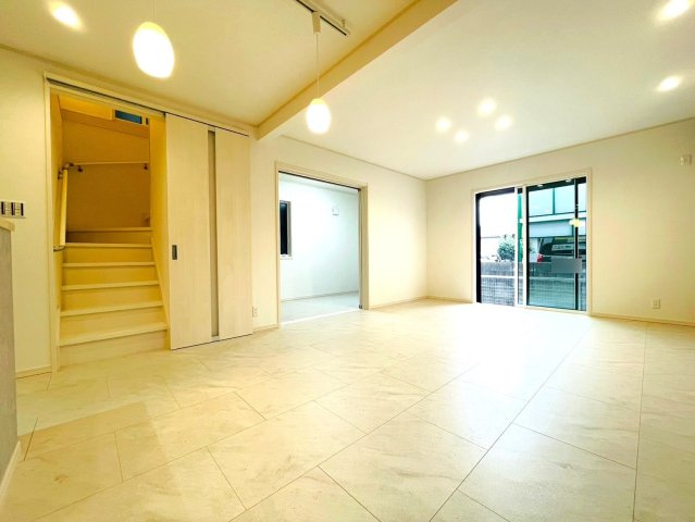 戸建　岐阜市竜田町　全2区画分譲の居間・リビング|南向きで日当たりもよく大きな窓がリビング全体に光と風を運びます。ご家族でゆとりある暮らしができます。