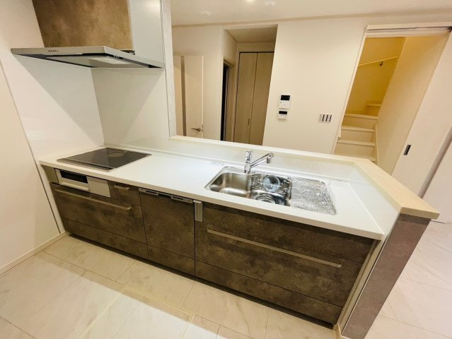 戸建　岐阜市竜田町　全2区画分譲のキッチン|機能的なシステムキッチンです。収納力に優れた大容量の引出しでキッチン回りがスッキリ片付きます。