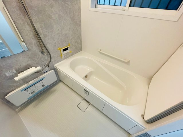 【商談中】戸建　岐阜市竜田町　全2区画分譲の浴室|１坪タイプのバリアフリー設計でゆったりとくつろげる浴室・浴槽です。タイル床でカビの発生を抑制します。