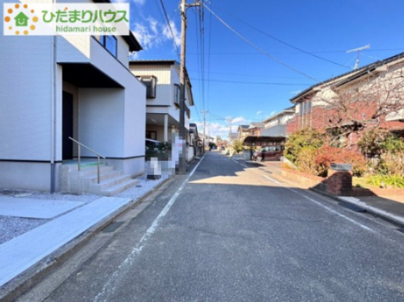 深谷市岡里　5期　新築一戸建て　ズットプラス　01の前面道路含む現地写真