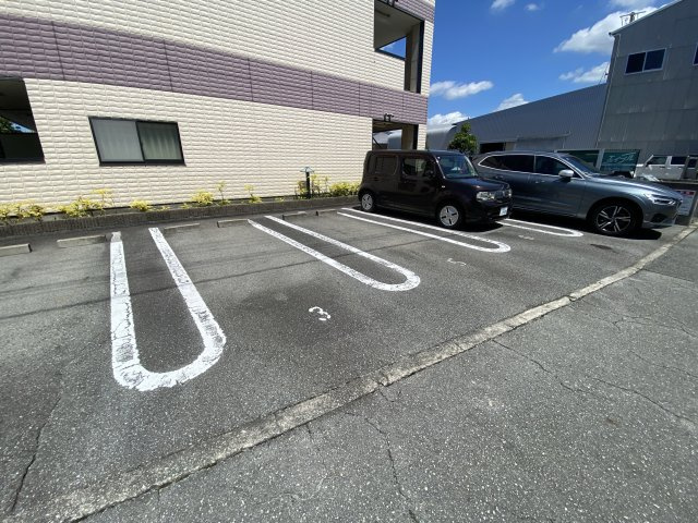 ネオクオーツ神屋 壱番館の駐車場