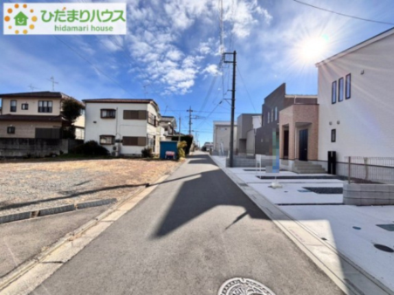 深谷市上野台　中古一戸建て　いろどりタウン　03の前面道路含む現地写真