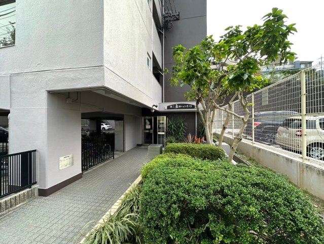 第二東山ハイツ|マンション入口エントランスには緑があり、季節の移り変わりを感じられますね♪