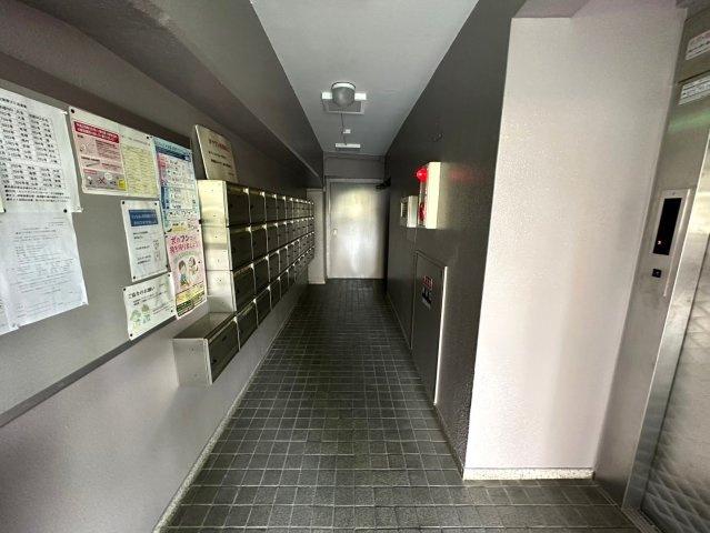 第二東山ハイツのロビー|集合ポストのあるロビーです