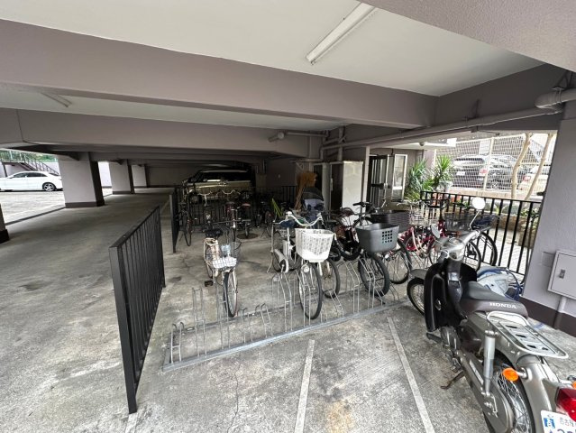 第二東山ハイツの駐輪場|駐輪場。屋根付きで雨の日も安心ですね◎