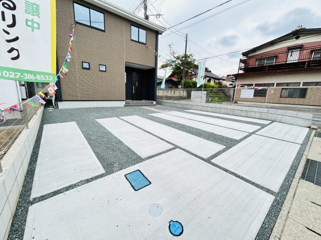 新築　北群馬郡吉岡町8期　１号棟の駐車場|現地写真　駐車スペースは並列3台分可能です！					
