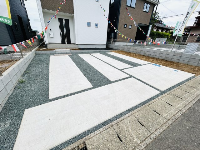 新築　北群馬郡吉岡町8期　2号棟の駐車場|現地写真　　駐車スペースは並列3台分可能です！					
