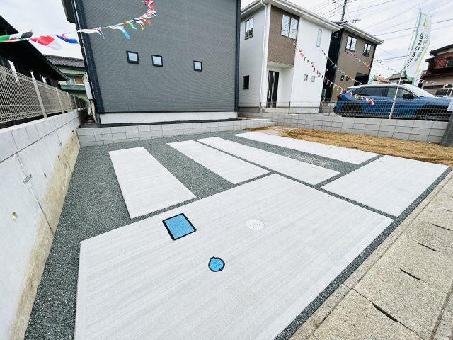 新築　北群馬郡吉岡町8期　3号棟の駐車場|現地写真　駐車スペースは並列3台分可能です！					
