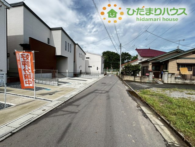 深谷市上野台　中古一戸建て　いろどりタウン　04の前面道路含む現地写真|車通りの少ない前面道路でお子様も安心♪