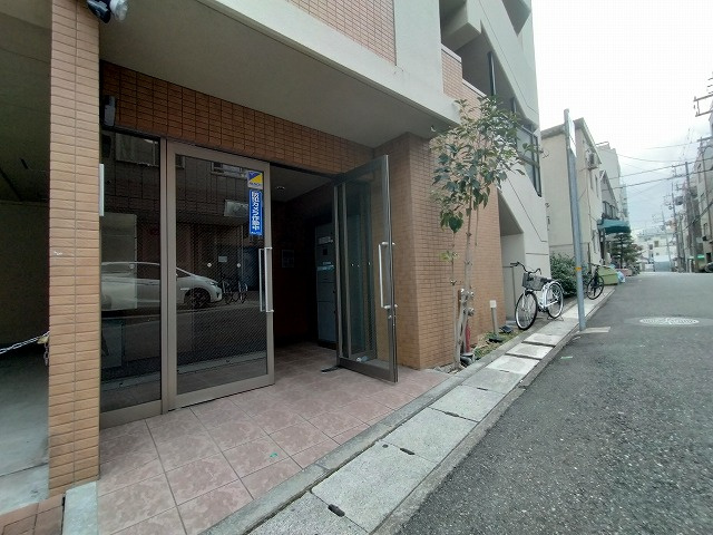 神戸市兵庫区西出町の賃貸マンションのエントランス