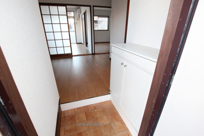 【玄関】 | ステイタス月隈Ⅱ | 明るい玄関です
ステイタス月隈2　101号室　2018年11月24日撮影