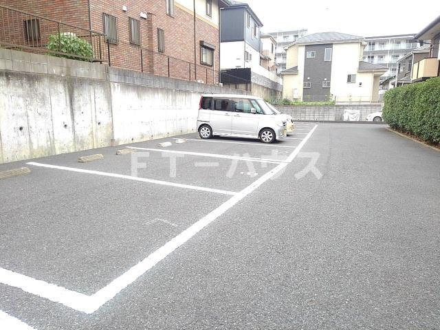 グリーンフィールズ薬円台１の駐車場|駐車場