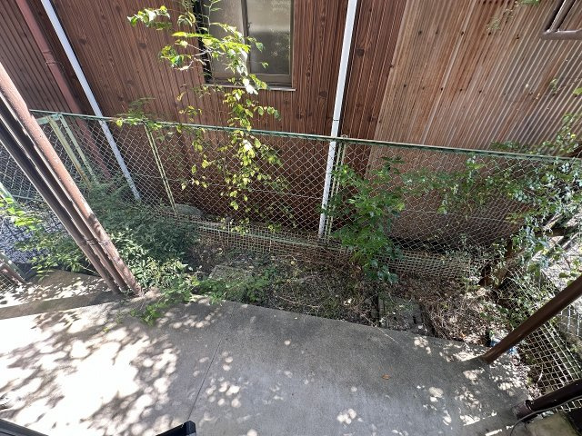 橿原市兵部町のアパートの庭