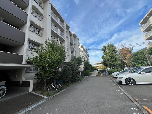 住道駅前住宅7号棟の駐車場|駐車場
■物件内覧・資金計画相談・住宅ローン相談、リフォーム相談、お問合せ受付中■
※当日・翌日のご内覧、ご相談はお電話でのお問合せがスムーズです！