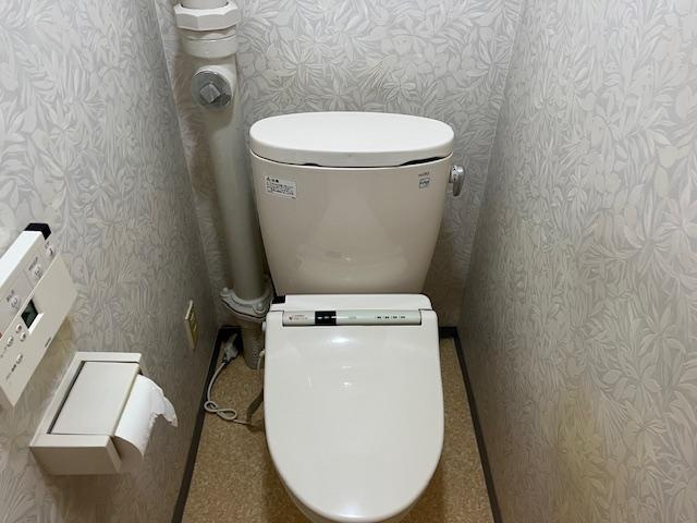 住道駅前住宅7号棟のトイレ|温水洗浄便座
■物件内覧・資金計画相談・住宅ローン相談、リフォーム相談、お問合せ受付中■
※当日・翌日のご内覧、ご相談はお電話でのお問合せがスムーズです！